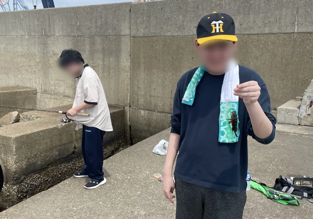 こどもたちが釣りをしている
