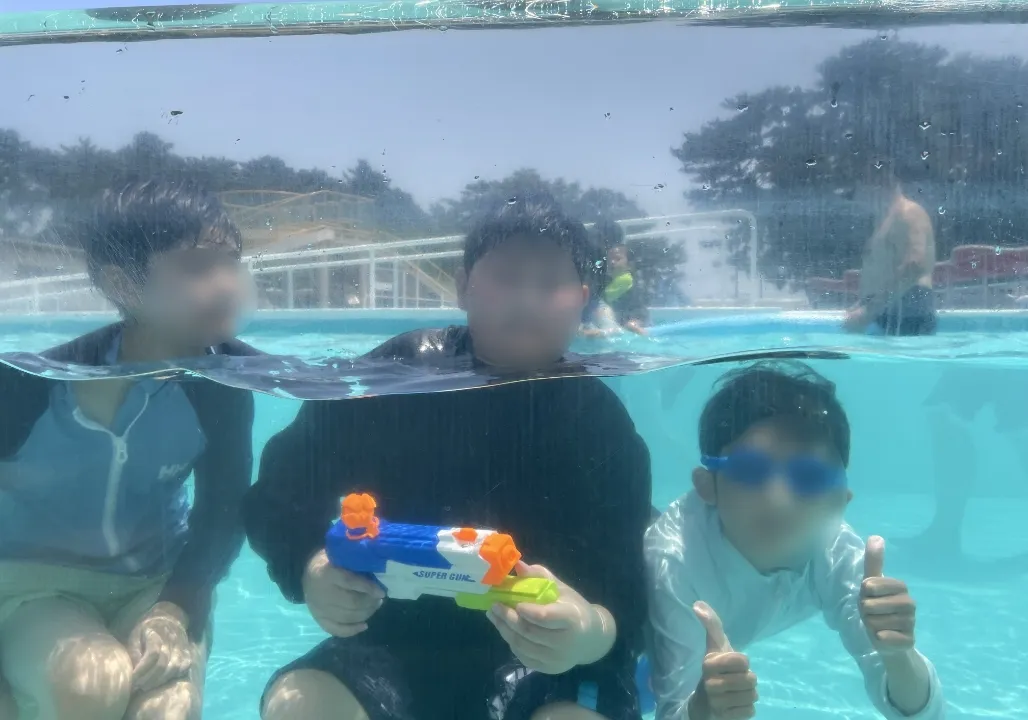 こどもたちがプールで泳いでいる