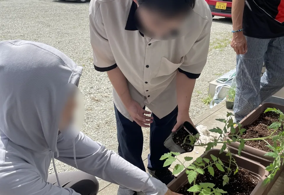 ふりーすてっぷのこどもたちが植物を植えている