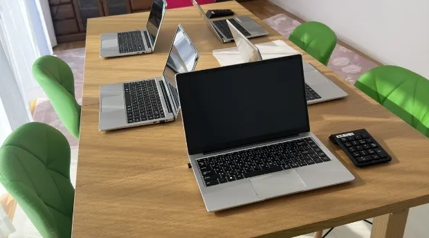 机にパソコンが置いてある