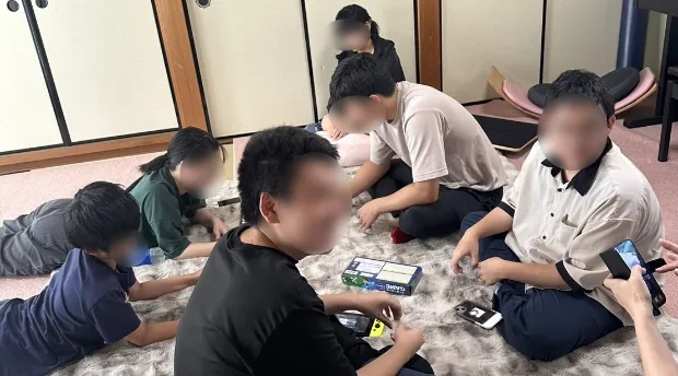 こどもたちがゲームをしている