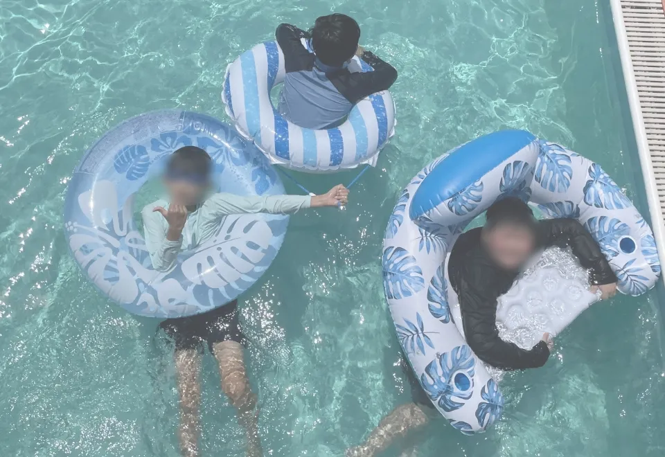 ふりーすてっぷのこどもたちがプールで泳いでいる