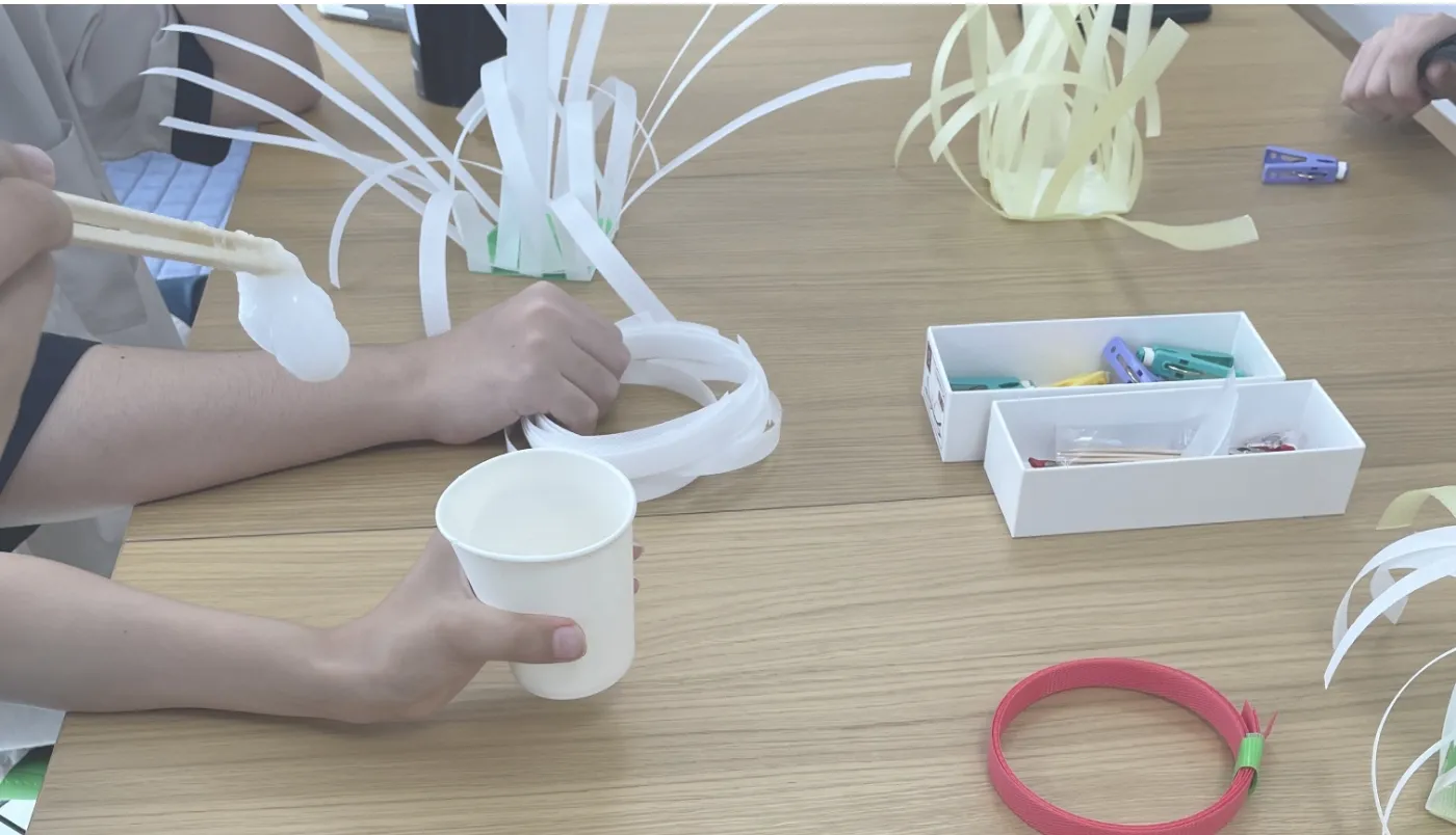ふりーすてっぷのこどもたちが工作をしている