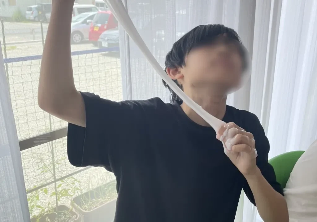 こどもがスライムで遊んでいる
