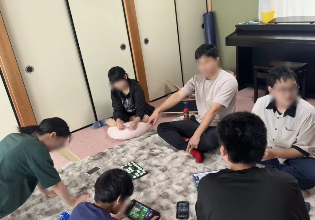 こどもたちがオセロやゲームをしている